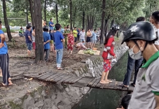 Bình Dương: Bé gái tắm mưa lọt xuống mương nước Tu vong thương tâm, mẹ trẻ khóc ngất bên thi thể - Ảnh 1.