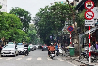 Khôi phục cấm taxi, xe công nghệ trên nhiều tuyến phố Hà Nội ​ - Ảnh 1.