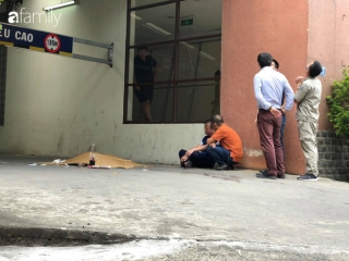 Vụ nam thanh niên rơi từ tầng cao chung cư Tu vong ở Hà Nội: Ám ảnh ánh mắt thất thần của người cha ngồi gục bên thi thể con trai - Ảnh 1.