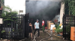 Cháy lớn ở kho chứa phụ tùng xe ô tô, khói đen bốc cao hàng chục mét ở Sài Gòn - Ảnh 6.