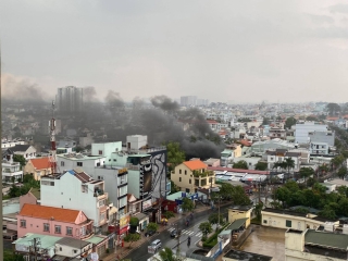Cháy lớn ở kho chứa phụ tùng xe ô tô, khói đen bốc cao hàng chục mét ở Sài Gòn - Ảnh 7.