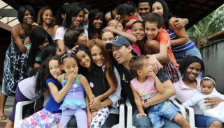 Vụ việc chấn động Brazil: Nữ nghị sĩ nổi tiếng với lòng bác ái nhận nuôi hàng chục đứa trẻ bị cáo buộc giết chồng, bóc trần vỏ bọc hoàn hảo bấy lâu nay - Ảnh 2.