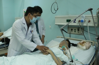 Bác sĩ Sài Gòn khẩn cấp đến Đồng Nai hỗ trợ điều trị cho 2 cô gái ngộ độc Pate Minh Chay nặng - Ảnh 2.