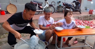 Trong khi thế giới rần rần chống lãng phí đồ ăn thì các con của Bà Tân Vlog mang đi nghịch và trêu nhau? - Ảnh 1.