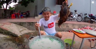 Con bà Tân Vlog nấu cháo gà nguyên lông: Nếu đúng sẽ có biện pháp xử nghiêm - Ảnh 1.