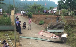 Vụ đổ cổng trường ở Lào Cai do đông học sinh đu bám - Ảnh 1.