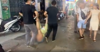 Người phụ nữ lột đồ, khóc lóc vì bị lôi ra khỏi quán ở phố bia Tạ Hiện và cái kết đắng của những Chí Phèo nơi công cộng - Ảnh 2.