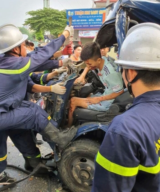 Hà Nội: Giải cứu tài xế xe tải mắc kẹt sau T*i n*n giao thông - Ảnh 1.