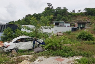 2 năm sau vụ lở núi ở Nha Trang, ô tô bị đè bẹp vẫn còn ở hiện trường - Ảnh 1.