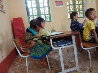 Xót xa hoàn cảnh bé gái 7 tuổi ở Yên Bái có bố đi tù, mẹ nghiện ngập, ngày ngày cõng em trai 20 tháng tuổi lên lớp học để có cơm ăn - Ảnh 1.