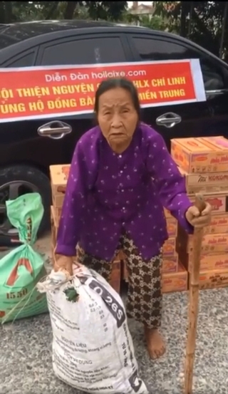 Gặp cụ bà lưng còng cõng bao quần áo, mì tôm ủng hộ người dân miền Trung: Hơn 200.000 đồng/tháng tôi ăn tiêu xả láng, giúp được phần nào hay phần đó - Ảnh 2.