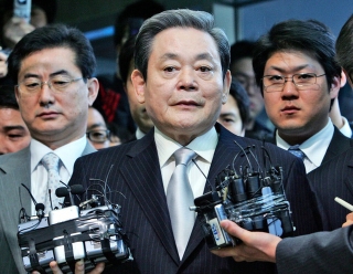 Cựu chủ tịch Samsung Lee Kun Hee qua đời - Ảnh 1.