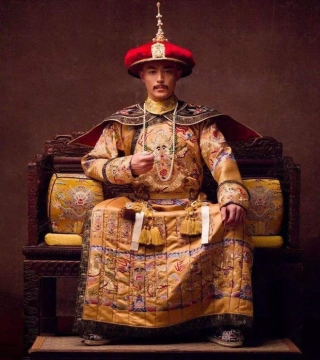  Bí ẩn phía sau tấm áo long bào của các vị Hoàng đế Trung Hoa xưa: Biểu tượng quyền lực không bao giờ được giặt giũ - Ảnh 1.