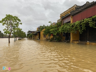 Bão số 9 quần thảo miền Trung: Gió thổi bay mái trường học, tốc ngói hàng trăm ngôi nhà - Ảnh 16.