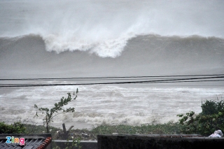 Bão số 9 quần thảo miền Trung: Gió thổi bay mái trường học, tốc ngói hàng trăm ngôi nhà - Ảnh 14.