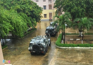 Bão số 9 quần thảo miền Trung: Gió thổi bay mái trường học, tốc ngói hàng trăm ngôi nhà - Ảnh 6.