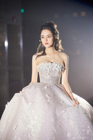 Lecia Bridal ra mắt dòng váy Luxury đính hàng trăm ngàn viên pha lê Swarovski - Ảnh 1.