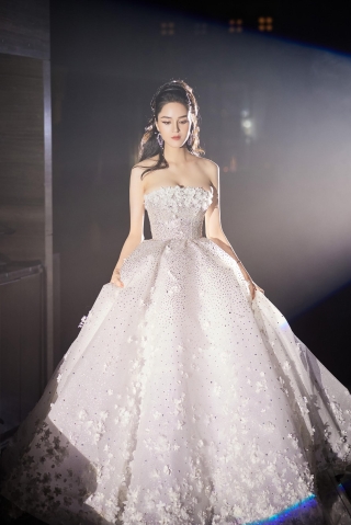 Lecia Bridal ra mắt dòng váy Luxury đính hàng trăm ngàn viên pha lê Swarovski - Ảnh 2.