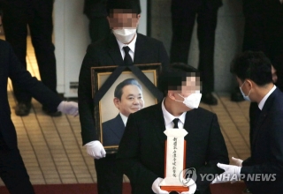 Lễ tang đưa tiễn chủ tịch Samsung về nơi an nghỉ cuối cùng: Gia quyến thất thần, chồng cũ cựu Á hậu Hàn Quốc cũng có mặt - Ảnh 2.