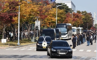 Lễ tang đưa tiễn chủ tịch Samsung về nơi an nghỉ cuối cùng: Gia quyến thất thần, chồng cũ cựu Á hậu Hàn Quốc cũng có mặt - Ảnh 3.