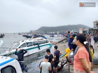 Hình ảnh về sự tàn phá kinh hoàng của bão số 9: Người dân thẫn thờ bên đống đổ nát, tan hoang - Ảnh 6.