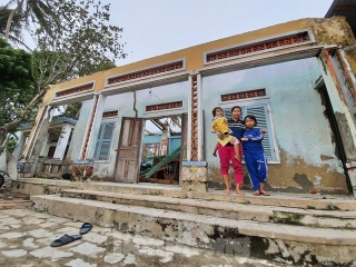 Xót thương người mẹ đứng ôm hai con nhìn căn nhà tan hoang sau bão số 9 - Ảnh 1.