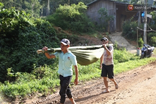 Nước mắt cụ bà mất 8 người thân trong vụ sạt lở ở Quảng Nam: Con nhắn tôi cẩn thận sạt lở, nhưng giờ con chẳng còn nữa - Ảnh 1.