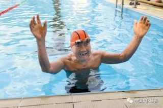 99 tuổi vẫn bơi sương sương 15km không cần nghỉ, bác sĩ chia sẻ 3 bí quyết sống lâu tránh xa bệnh tật - Ảnh 2.