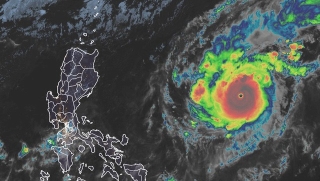 Goni thành siêu bão mạnh nhất năm 2020, Philippines phát báo động đỏ, sơ tán hàng loạt người dân - Ảnh 2.