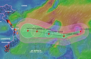 Siêu bão Goni giảm cấp khi vào Biển Đông, Đà Nẵng - Quảng Ngãi mưa lớn - Ảnh 1.