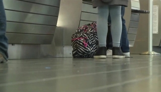 2 thiếu nữ làm thủ tục check-in tại sân bay, nữ tiếp viên hàng không sau một hồi quan sát thấy điều bất thường liền gọi cảnh sát cứu mạng các cô gái - Ảnh 3.