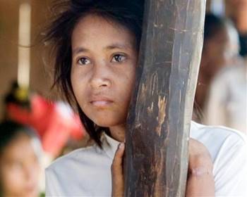 Mất tích từ năm 8 tuổi, cô gái thân tàn ma dại trở về sau 18 năm sống trong rừng đến nỗi mãi không thể hòa nhập với xã hội loài người - Ảnh 2.