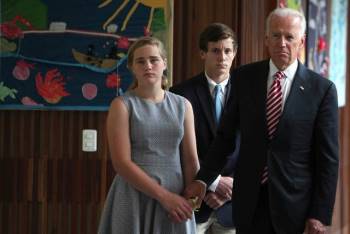 Tình bạn của cháu gái ông Biden với con ông Obama - Ảnh 1.