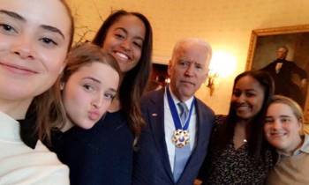 Tình bạn của cháu gái ông Biden với con ông Obama - Ảnh 2.
