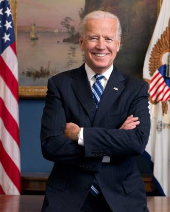 76 tuổi vẫn phong độ lịch lãm, ông Joe Biden để lộ bằng chứng nhiều lần phẫu thuật níu kéo tuổi xuân từ cấy tóc, căng da đến cắt mí - Ảnh 2.