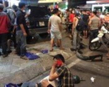 TP.HCM: Ô tô điên tông hàng loạt xe máy tại giao lộ, nhiều nạn nhân bị thương khiến người đi đường kinh hãi - Ảnh 2.
