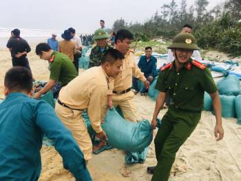 Hình ảnh đầu tiên về bão số 13: Cơn bão giật cấp 16 gây mưa to dồn dập ở miền Trung - Ảnh 9.