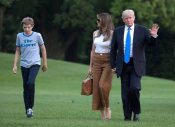 Hành động thường xuyên của Barron Trump khi đi cùng bố mẹ - Ảnh 2.
