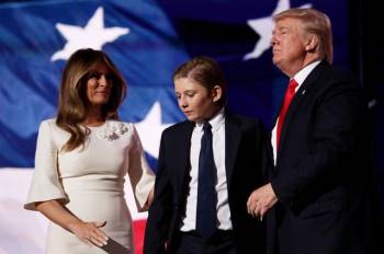 Hành động thường xuyên của Barron Trump khi đi cùng bố mẹ - Ảnh 3.