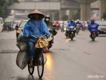 Ảnh: Hà Nội mưa Đông rét mướt sau một đêm trở gió, người dân trùm áo mưa co ro ra đường ngày cuối tuần - Ảnh 2.