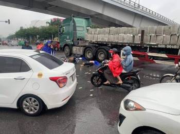 Hà Nội: Va chạm với xe đầu kéo, 2 người phụ nữ đi xe máy Tu vong thương tâm giữa trời mưa lạnh - Ảnh 1.