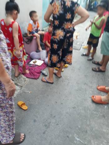 Thực hư thông tin 2 đứa trẻ bị chủ trọ vứt đồ, đuổi ra khỏi nhà khi cha đi vắng ở Sài Gòn - Ảnh 1.