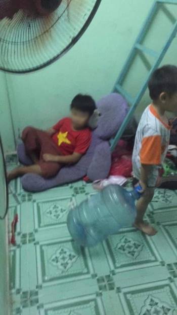 Thực hư thông tin 2 đứa trẻ bị chủ trọ vứt đồ, đuổi ra khỏi nhà khi cha đi vắng ở Sài Gòn - Ảnh 2.
