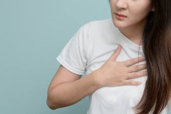 Đau tức ngực: Ngỡ bệnh tim không ngờ căn bệnh thầm lặng khác - Ảnh 1.