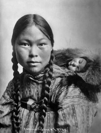 Chuyện thật có 1-0-2: Phụ nữ Eskimo được chồng đem ra tiếp khách để thể hiện lòng hiếu khách, thoải mái cho ngủ chung với người lạ - Ảnh 2.