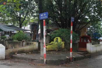 Cận cảnh nghĩa địa trong phố Hà Nội: Nơi người dân vẫn vô tư ăn uống, vui chơi bên cạnh mộ người Ch?t - Ảnh 1.