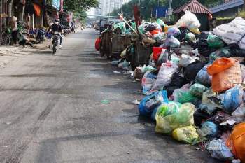 Công ty môi trường om lương công nhân, phố Hà Nội lại ngập ngụa rác - Ảnh 1.