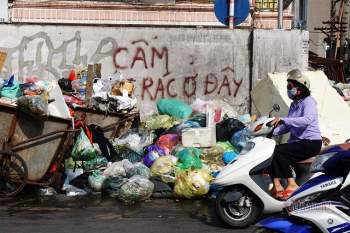 Công ty môi trường om lương công nhân, phố Hà Nội lại ngập ngụa rác - Ảnh 2.