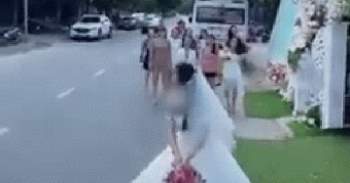 Mải mê bắt hoa cưới, các cô gái suýt lao vào xe container chạy trên đường khiến tất cả thót tim - Ảnh 1.