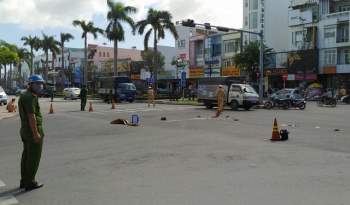 Một phụ nữ bị xe cán Tu vong khi dừng đèn đỏ trên đường phố Đà Nẵng - Ảnh 1.